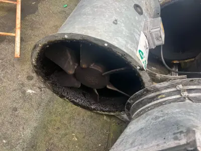 Dirty extraction fan before cleaning